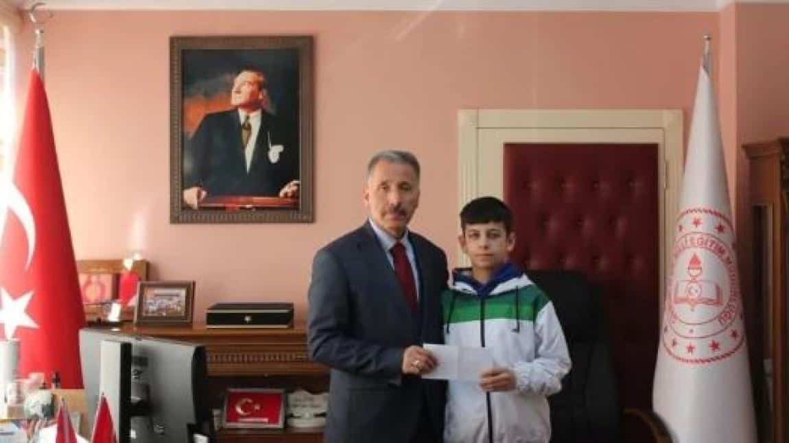 Türkiye Şampiyonu ögrencimiz İlçe Milli Eğitim Müdürümüz Sayın Alican Kılıç'ı ziyaret etti.